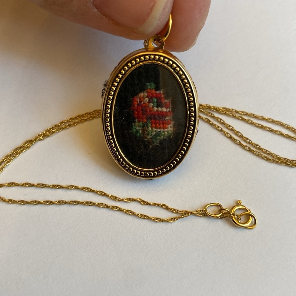 Vtg. Needlepoint Rose Cameo necklace / gold filled twist rope chain